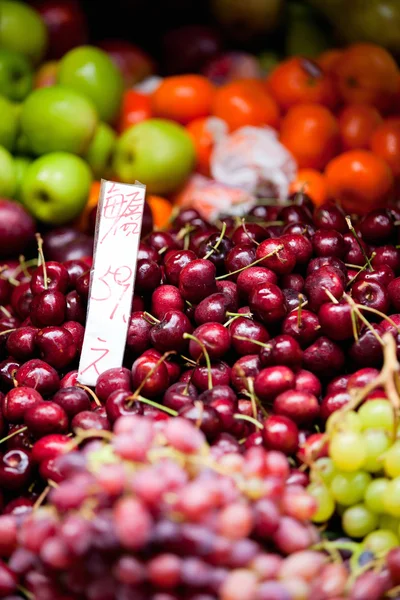 На ринку фрукти — стокове фото