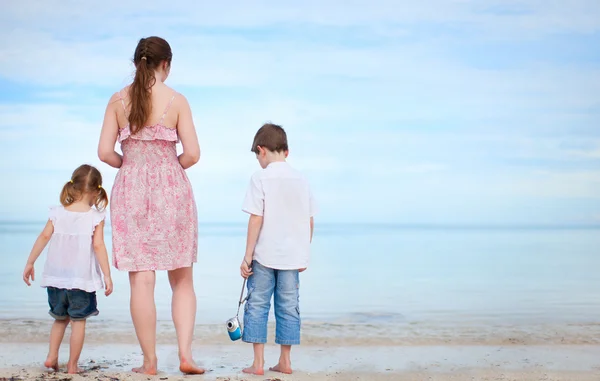 Moeder en twee kinderen op strand — Stockfoto