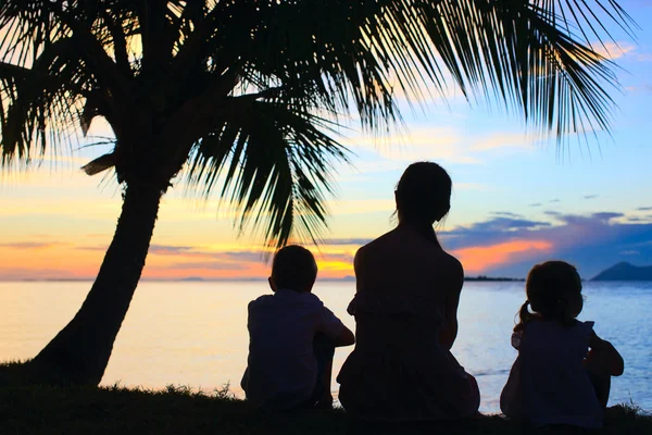 Silhouetten van moeder en twee kinderen — Stockfoto