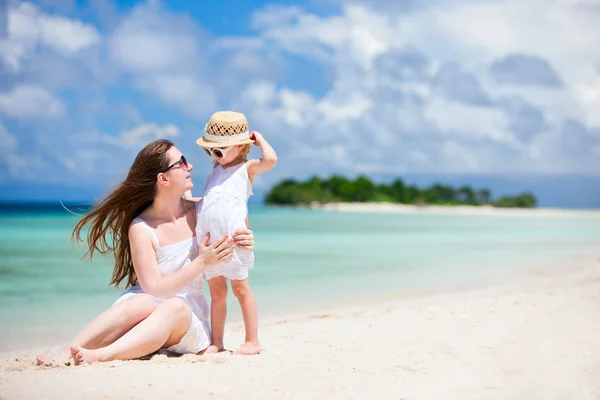 母亲和女儿在热带海滩 — 图库照片