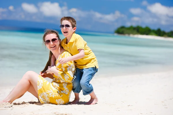 Moeder en zoon op strand — Stockfoto