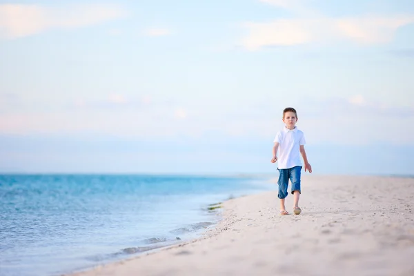 Kleiner Junge am Strand — Stockfoto