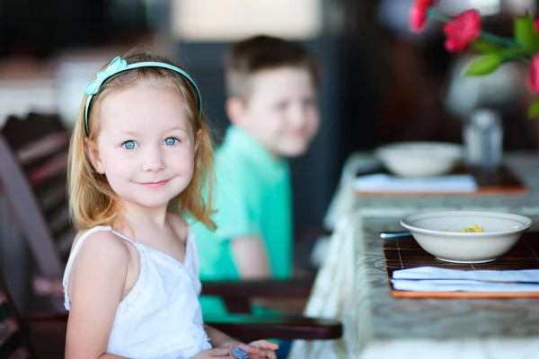 Entzückendes kleines Mädchen Porträt — Stockfoto