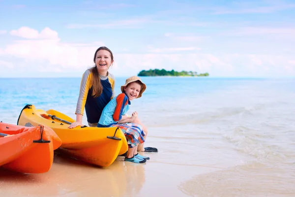 Madre e figlio dopo il kayak — Foto Stock