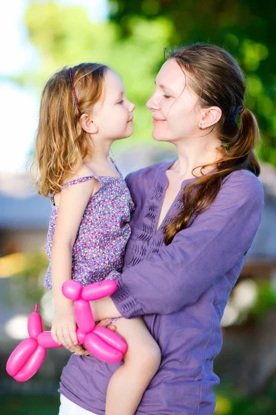 Madre e hija al aire libre — Foto de Stock
