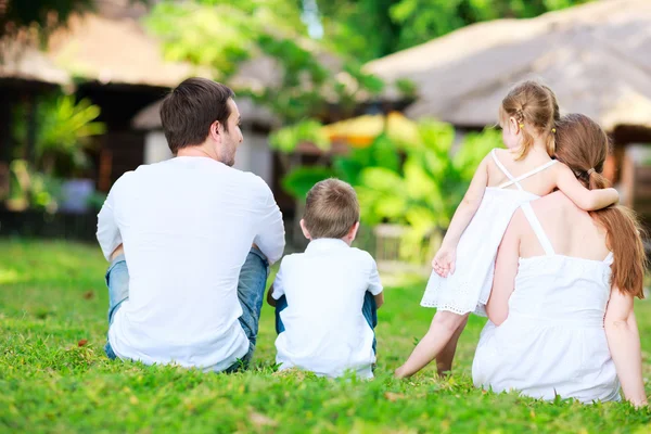 Familjen utomhus på sommardag — Stockfoto