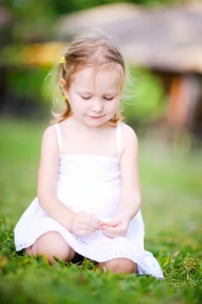 Мила маленька дівчинка на відкритому повітрі — стокове фото
