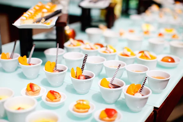 Desserts bij restaurant buffet — Stockfoto