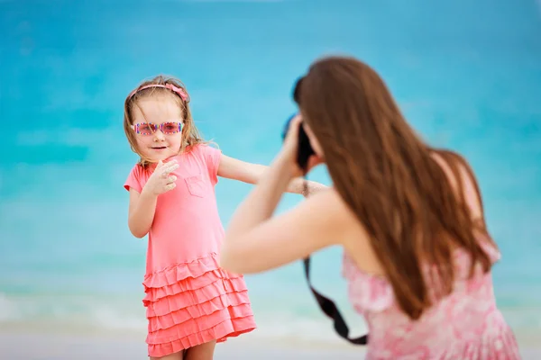 Madre fotografare sua figlia — Foto Stock