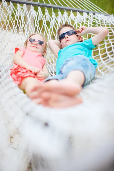 Enfants se relaxant dans hamac — Photo