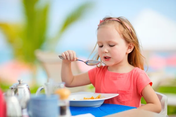 Μικρό κορίτσι τρώει πρωινό — Φωτογραφία Αρχείου