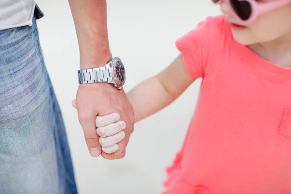Otec a dcera, drželi se za ruce — Stock fotografie