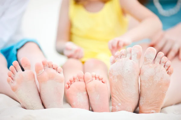 Familjen fötterna på sanden — Stockfoto