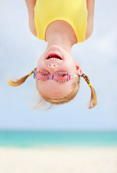 Boldog kislány fejjel lefelé — Stock Fotó