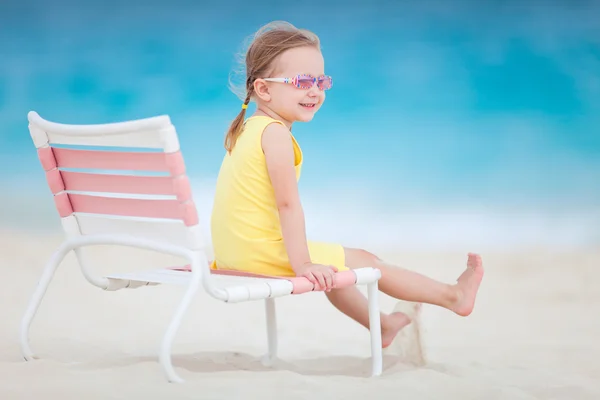 Süßes kleines Mädchen am Strand — Stockfoto