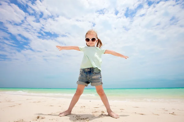 Niedliches kleines Mädchen am Strand — Stockfoto