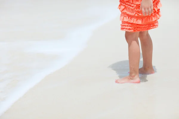Маленька дівчинка на пляжі крупним планом — стокове фото