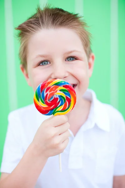 Pojke med lollipop — Stockfoto