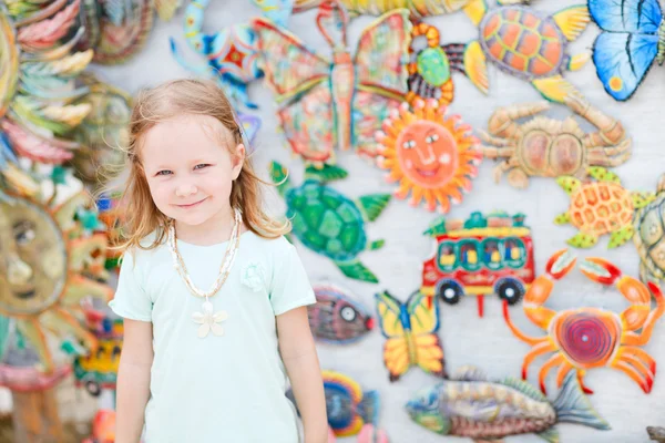 Маленькая девочка на рынке ремесел — стоковое фото