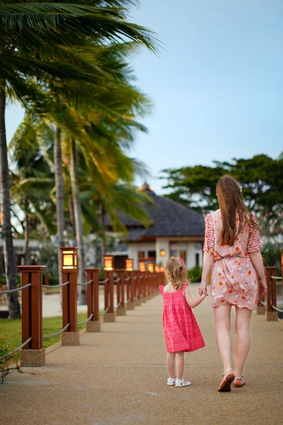 Madre e hija al aire libre — Foto de Stock