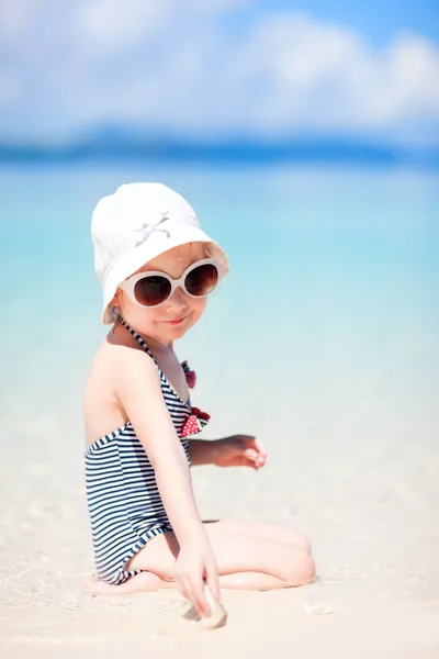 Little girl at tropical beach — 图库照片