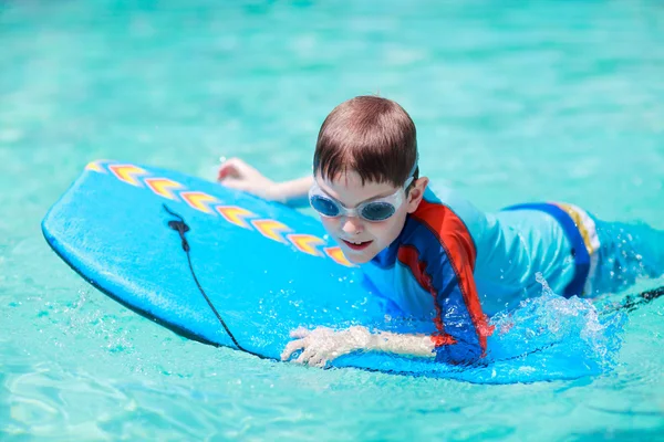 Liten pojke med surfbräda — Stockfoto