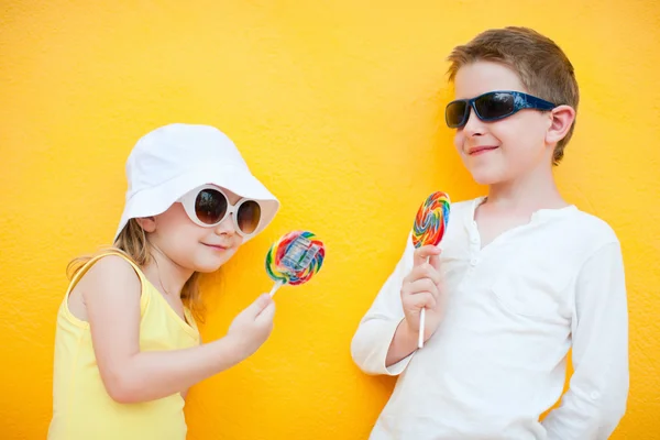 Kids with lollipops — Stock Photo, Image