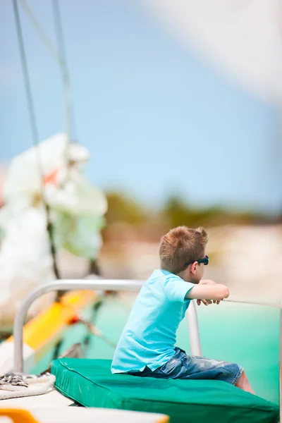 Симпатичный мальчик на роскошной яхте — стоковое фото
