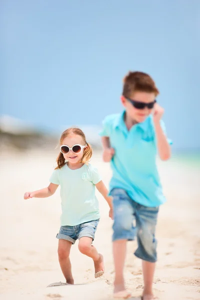Niños corriendo en la playa — Foto de Stock