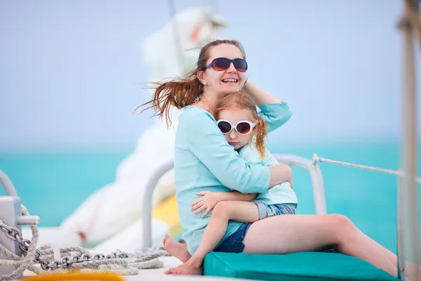 Famiglia a vela su yacht di lusso — Foto Stock