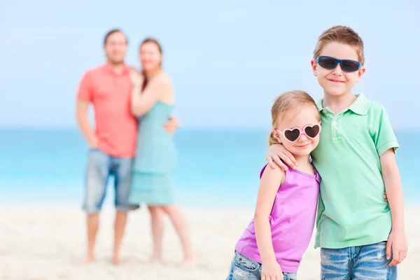 Gelukkige familie op strand — Stockfoto