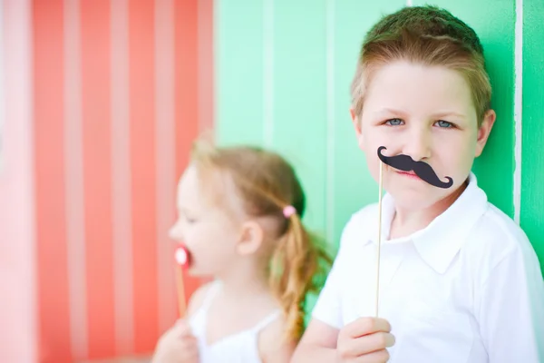 Söt pojke med mustasch part tillbehör — Stockfoto