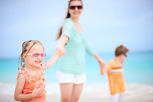 Familj på tropisk semester — Stockfoto