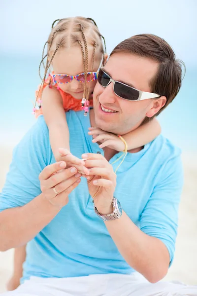 Vader en dochter op strand — Stockfoto