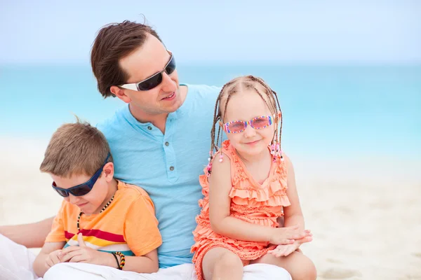 Otce a děti na pláži — Stock fotografie