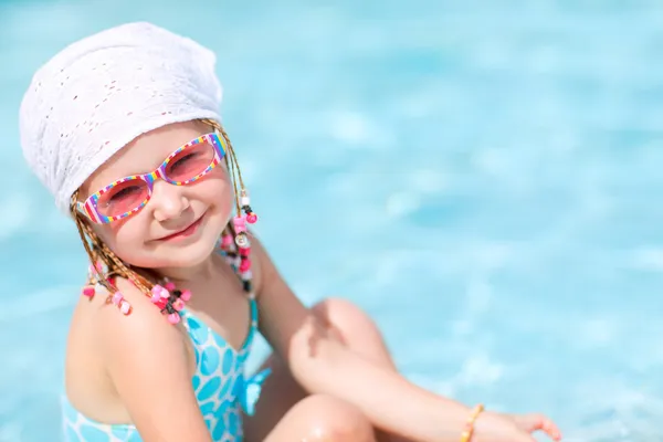 Menina adorável na piscina — Fotografia de Stock
