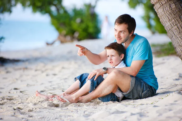 父と息子のビーチで — ストック写真