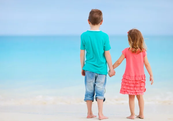 Crianças pequenas na praia tropical — Fotografia de Stock