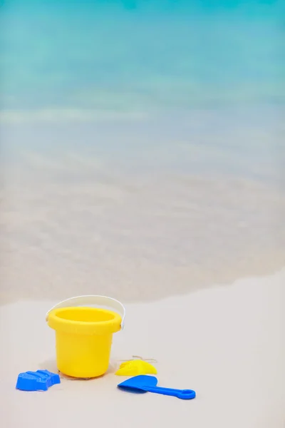 Brinquedos de praia na praia tropical — Fotografia de Stock