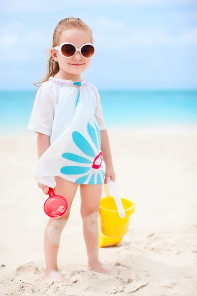 Kislány játékok beach — Stock Fotó