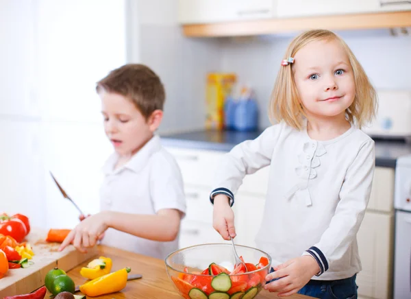 Iki küçük çocuk yapma salata — Stok fotoğraf