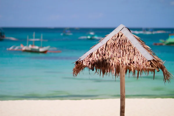 Guarda-chuva palha praia — Fotografia de Stock