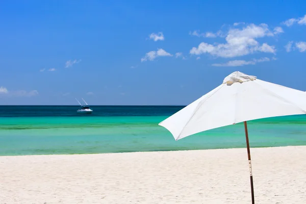 白いビーチ傘 — ストック写真