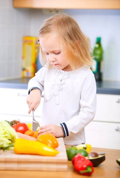 Sevimli küçük kız mutfak yardım — Stok fotoğraf