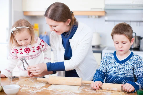Family baking cookies — Stock Photo, Image