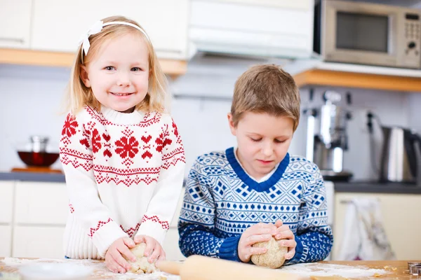 Bambini che cuociono biscotti — Foto Stock