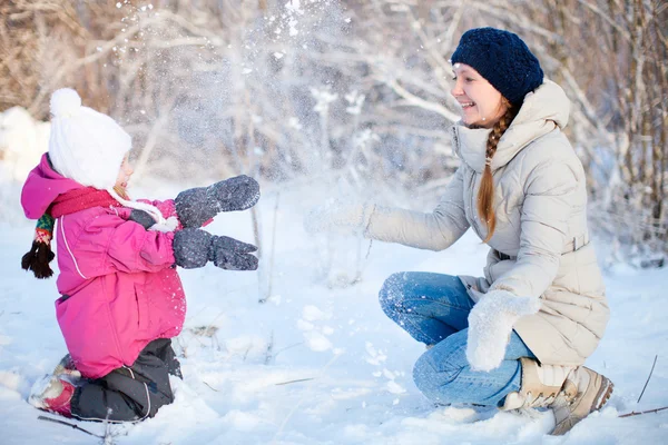 Matka a dcera venku v zimě — Stock fotografie