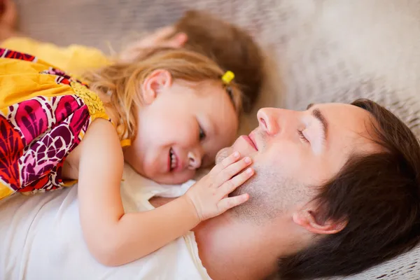 Vater und Tochter entspannen sich in Hängematte — Stockfoto