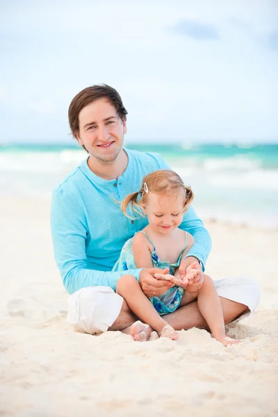 Apa és lánya strandon — Stock Fotó
