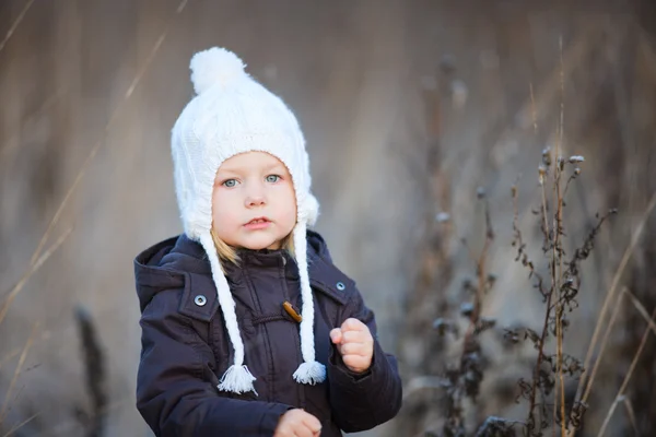 Маленькая девочка на открытом воздухе в зимний день — стоковое фото